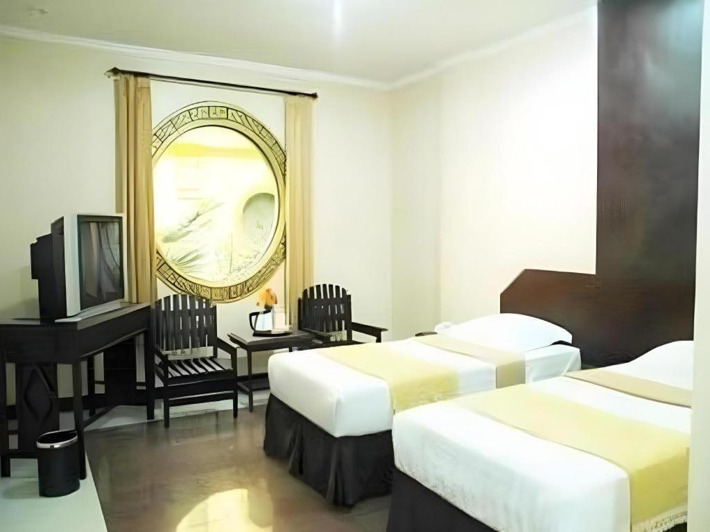 V3 Hotel Surabaya Exterior photo