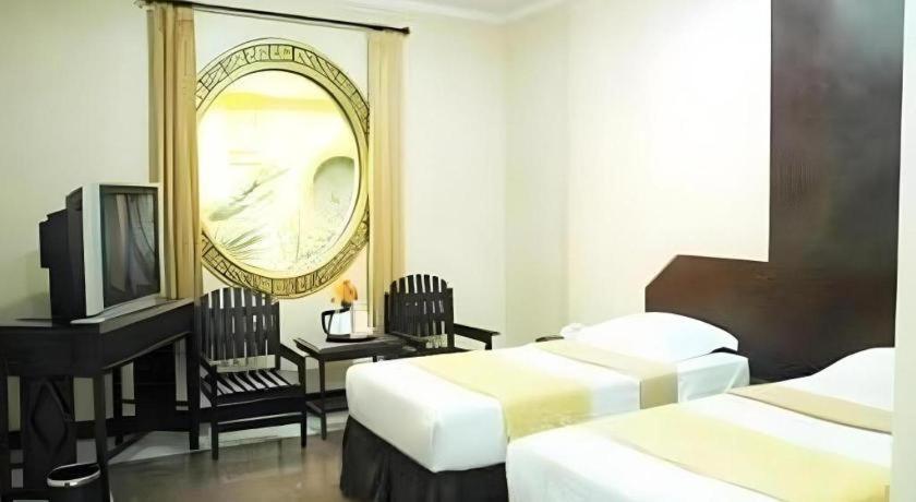 V3 Hotel Surabaya Exterior photo
