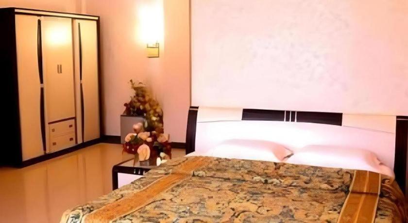 V3 Hotel Surabaya Exterior photo